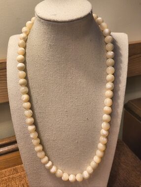 Vtg Art Deco Mother of Pearl Vanilla Cream Round Beads Necklace Stunning!